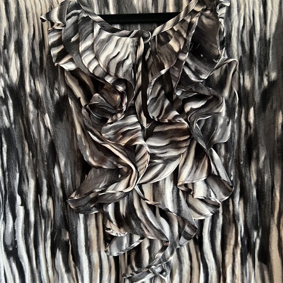 Sunny Leigh Black, White and Grey Print Blouse. Size L. - Picture 2 of 6